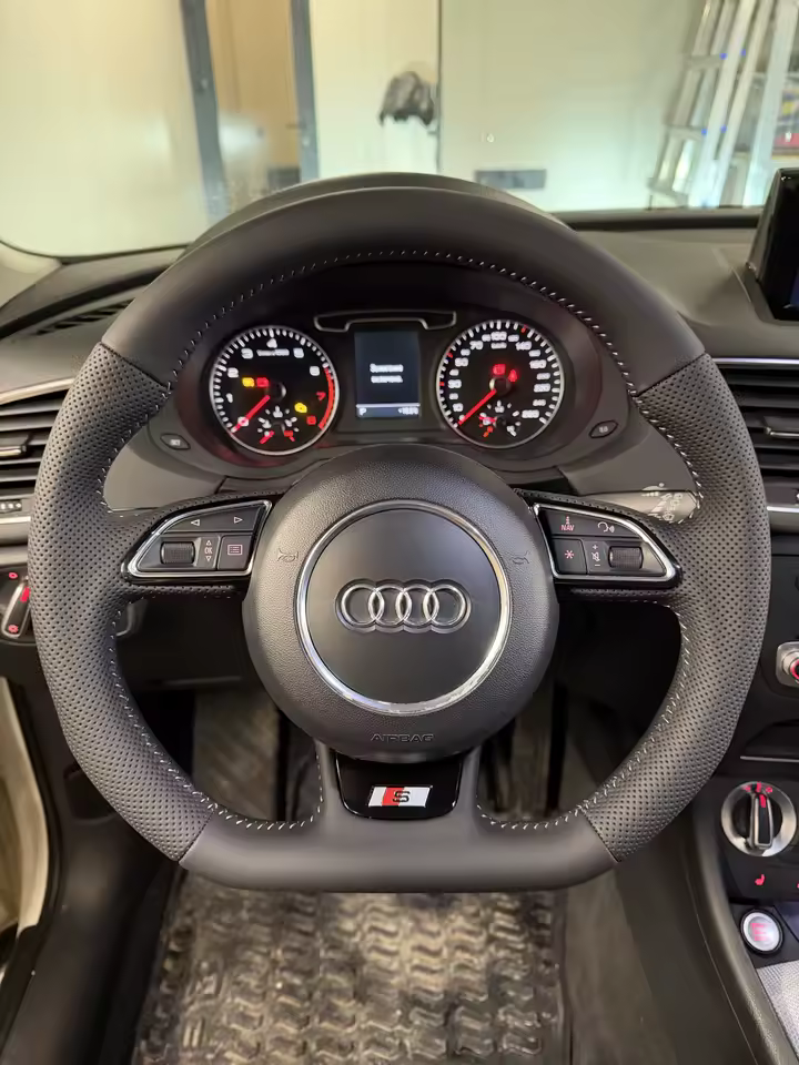 Volant méplat en cuir — Audi Q3 / A1